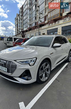 Позашляховик / Кросовер Audi e-tron 2021 в 