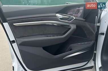 Внедорожник / Кроссовер Audi e-tron 2021 в 