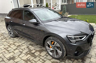 Позашляховик / Кросовер Audi e-tron 2022 в 