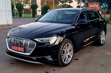 Позашляховик / Кросовер Audi e-tron 2021 в 