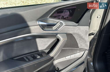 Внедорожник / Кроссовер Audi e-tron 2022 в 