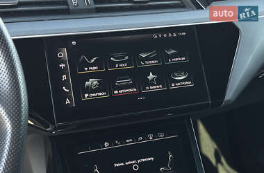 Внедорожник / Кроссовер Audi e-tron 2022 в 