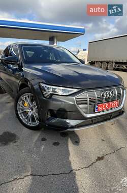 Позашляховик / Кросовер Audi e-tron 2022 в  фото 12 Позашляховик / Кросовер Audi e-tron 2022 в