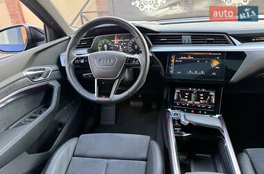 Позашляховик / Кросовер Audi e-tron 2022 в  фото 68 Позашляховик / Кросовер Audi e-tron 2022 в