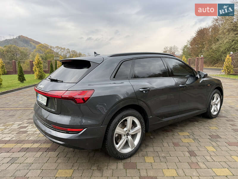 Внедорожник / Кроссовер Audi e-tron 2019 в Сваляве