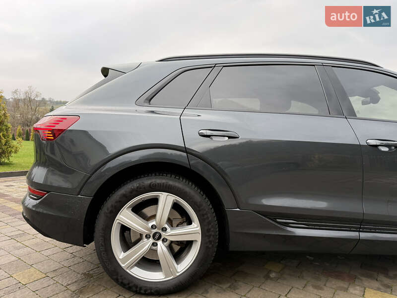 Внедорожник / Кроссовер Audi e-tron 2019 в Сваляве