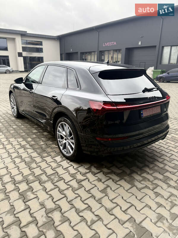 Позашляховик / Кросовер Audi e-tron 2022 в Іршаві