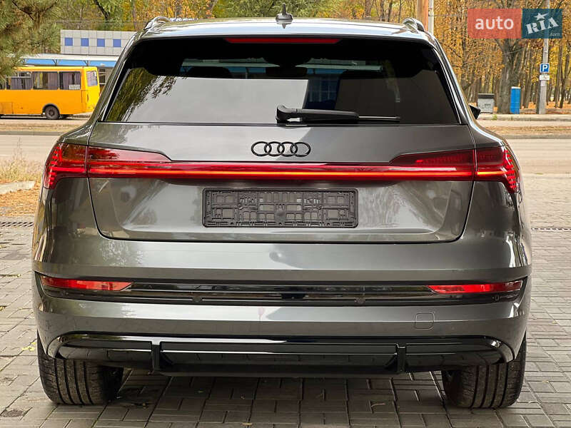 Позашляховик / Кросовер Audi e-tron 2022 в Дніпрі