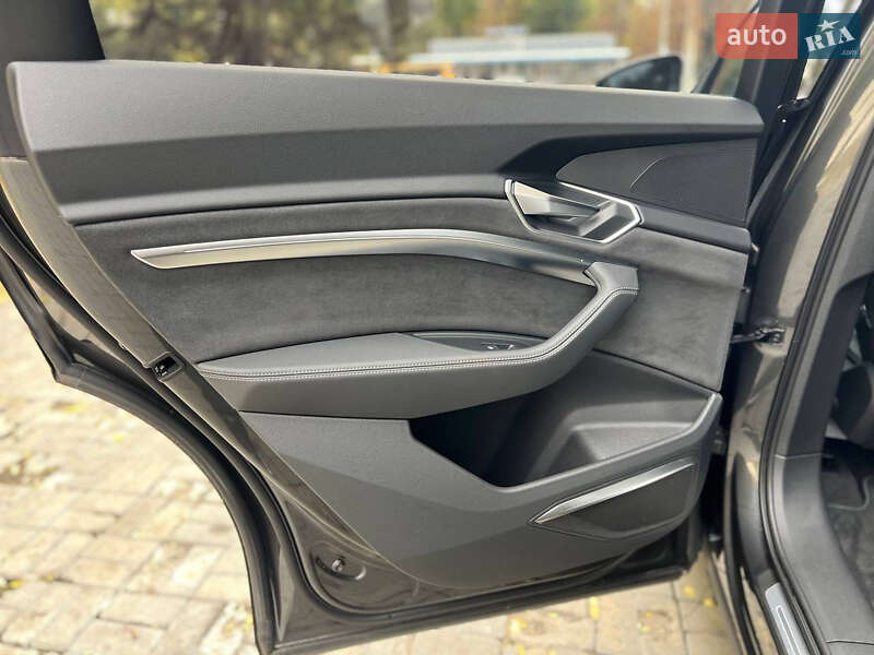 Позашляховик / Кросовер Audi e-tron 2022 в Дніпрі