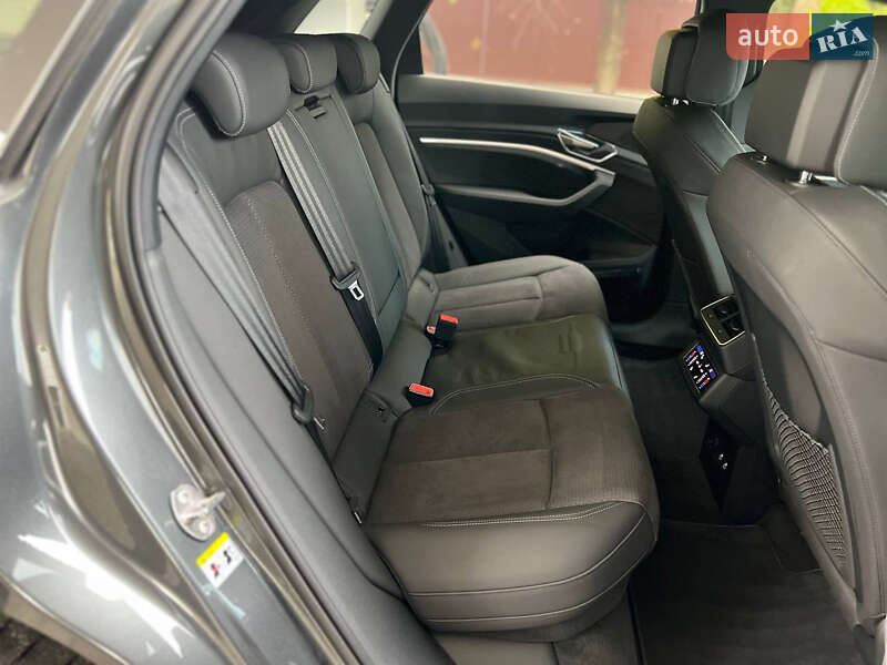 Позашляховик / Кросовер Audi e-tron 2022 в Дніпрі