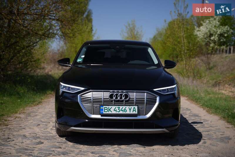 Внедорожник / Кроссовер Audi e-tron 2022 в Дубно