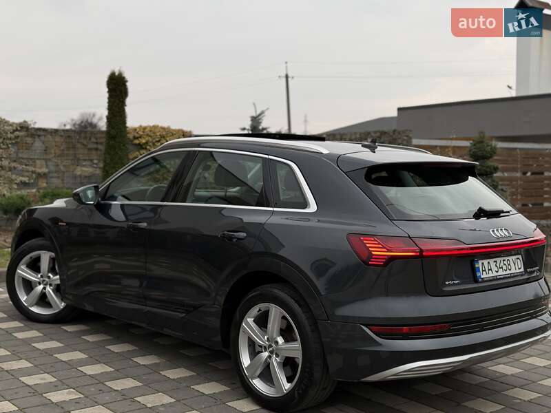 Позашляховик / Кросовер Audi e-tron 2019 в Стрию