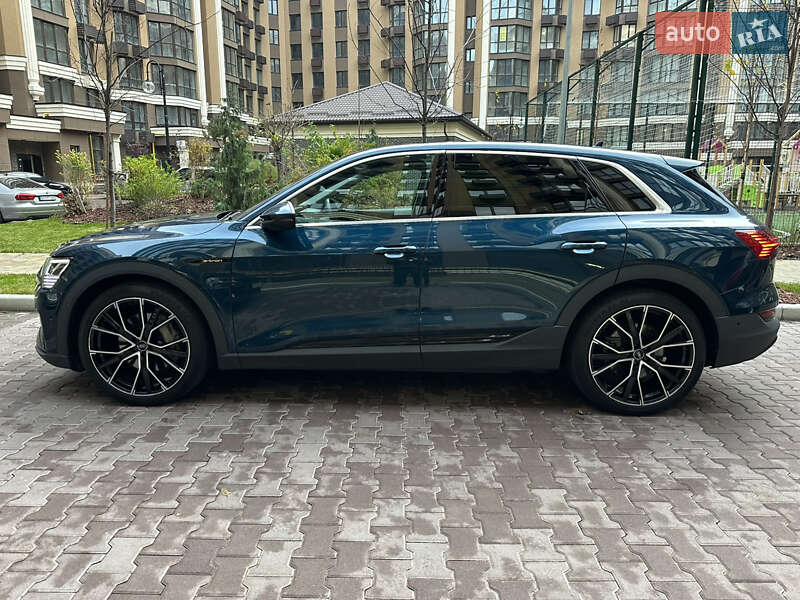 Позашляховик / Кросовер Audi e-tron 2021 в Києві