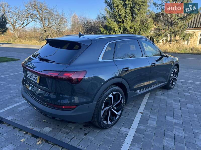 Внедорожник / Кроссовер Audi e-tron 2022 в Ужгороде