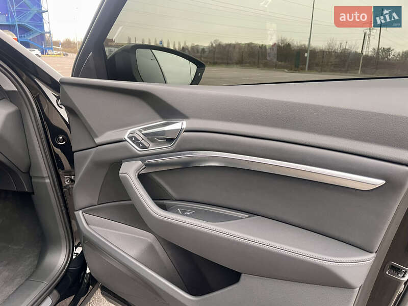 Позашляховик / Кросовер Audi e-tron 2022 в Рівному