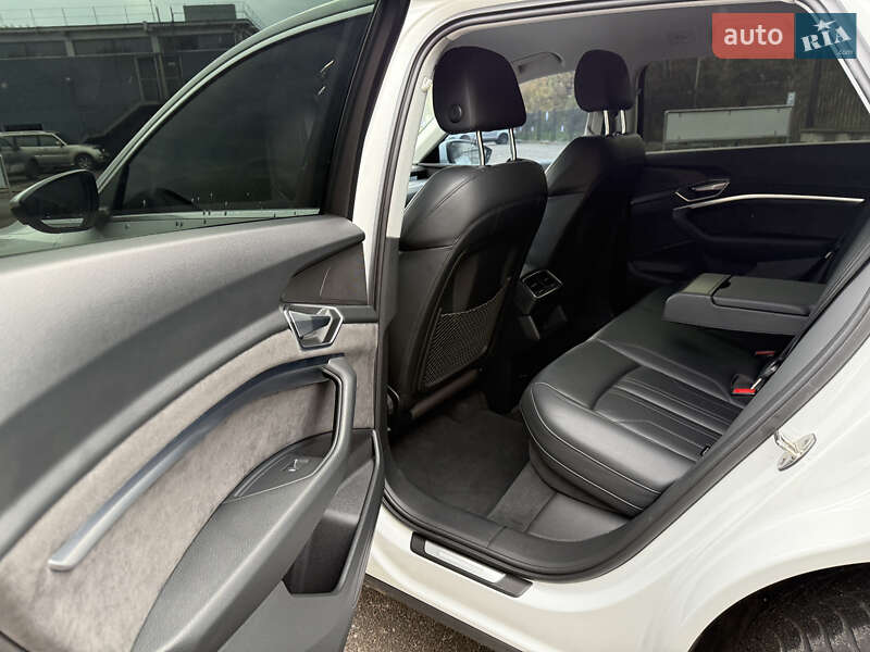 Позашляховик / Кросовер Audi e-tron 2021 в Рівному