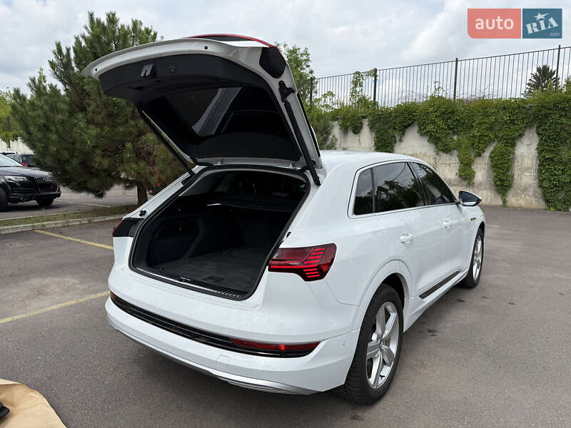 Позашляховик / Кросовер Audi e-tron 2021 в Рівному