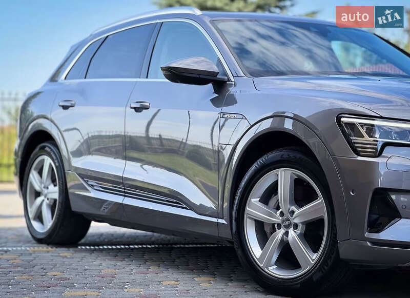 Позашляховик / Кросовер Audi e-tron 2020 в Рафалівці