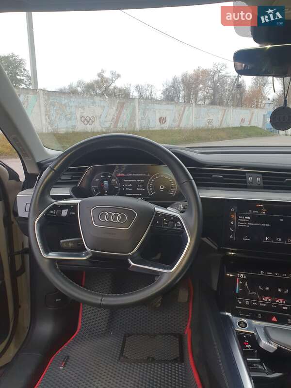 Позашляховик / Кросовер Audi e-tron 2022 в Березані