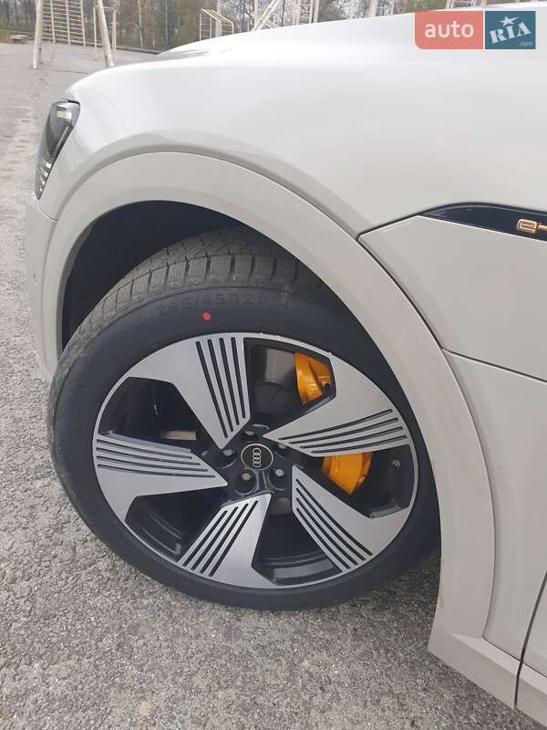 Позашляховик / Кросовер Audi e-tron 2022 в Березані