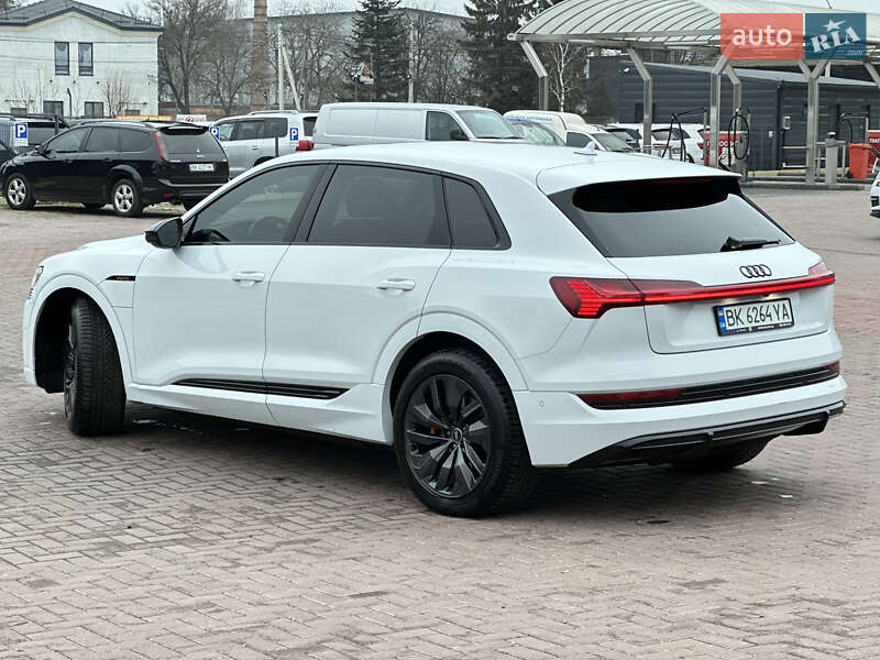 Внедорожник / Кроссовер Audi e-tron 2022 в Ровно