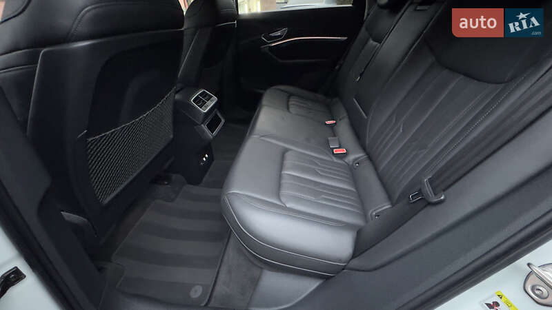 Внедорожник / Кроссовер Audi e-tron 2019 в Сваляве