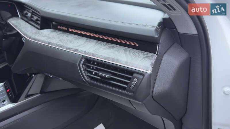 Внедорожник / Кроссовер Audi e-tron 2019 в Сваляве