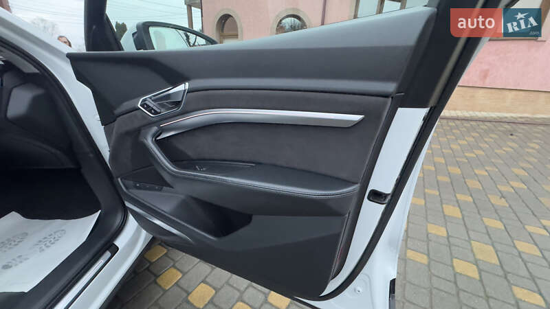 Внедорожник / Кроссовер Audi e-tron 2019 в Сваляве