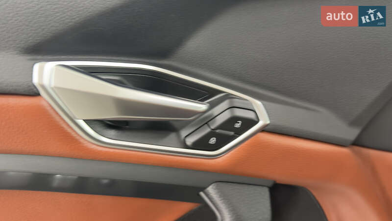 Внедорожник / Кроссовер Audi e-tron 2021 в Сваляве