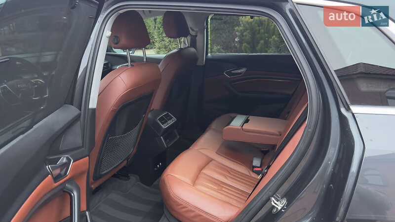 Внедорожник / Кроссовер Audi e-tron 2021 в Сваляве