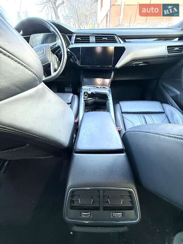 Позашляховик / Кросовер Audi e-tron 2020 в Турці