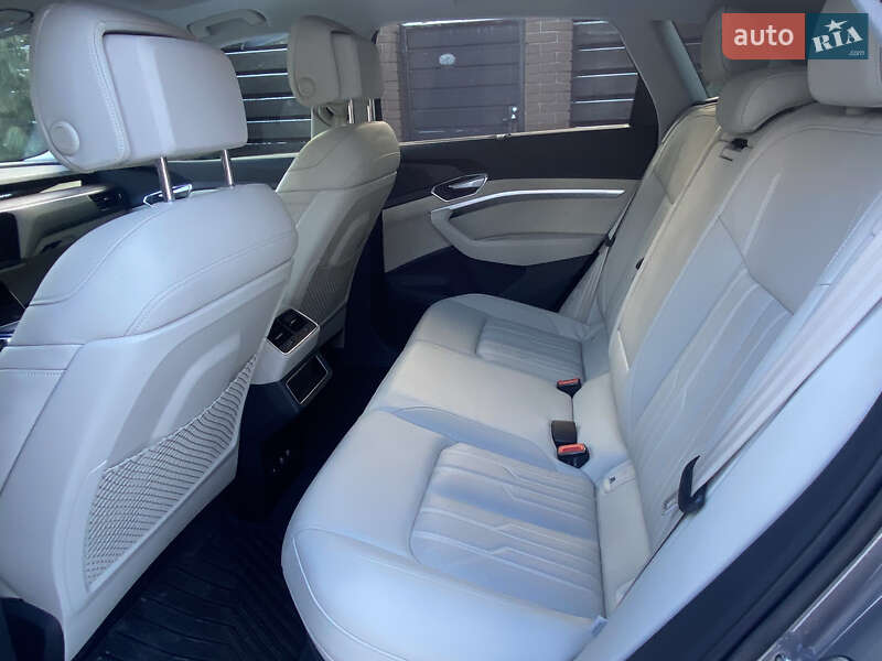 Внедорожник / Кроссовер Audi e-tron 2019 в Киеве фото 16 Внедорожник / Кроссовер Audi e-tron 2019 в Киеве