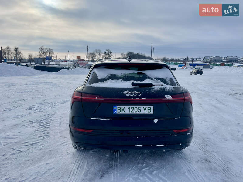 Внедорожник / Кроссовер Audi e-tron 2022 в Ровно