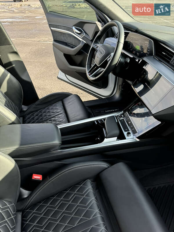 Внедорожник / Кроссовер Audi e-tron 2022 в Ужгороде