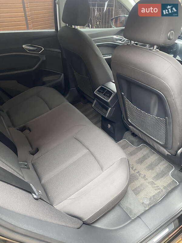 Позашляховик / Кросовер Audi e-tron 2020 в Іршаві