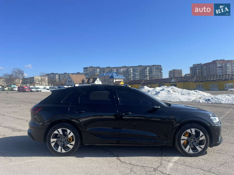 Позашляховик / Кросовер Audi e-tron 2022 в Рівному