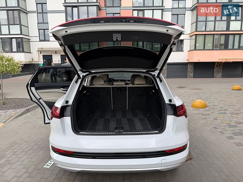 Позашляховик / Кросовер Audi e-tron 2019 в Володимирі