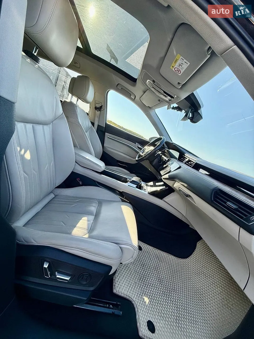 Audi e-tron 2019 VIN WAUZZZGE6KB013424 фото оголошення 7 з 39