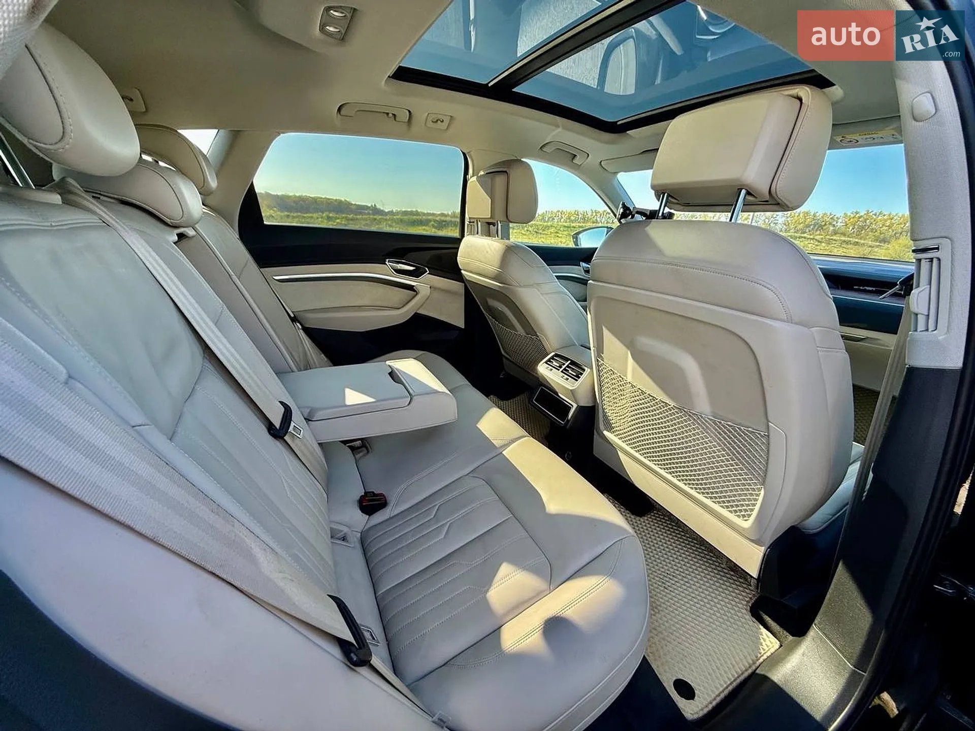 Audi e-tron 2019 VIN WAUZZZGE6KB013424 фото оголошення 11 з 39