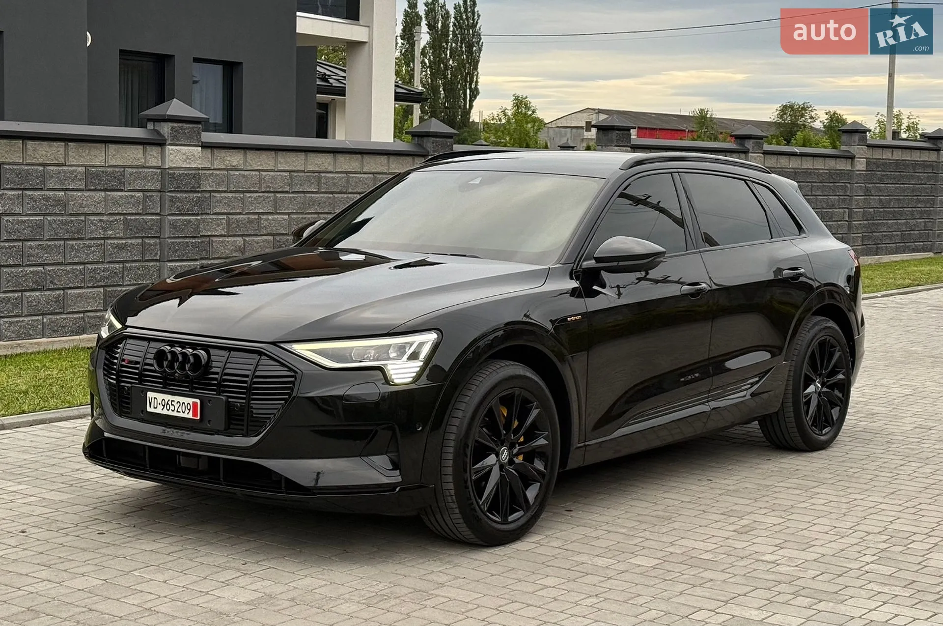 2019 Audi e-tron - мініатюра 2