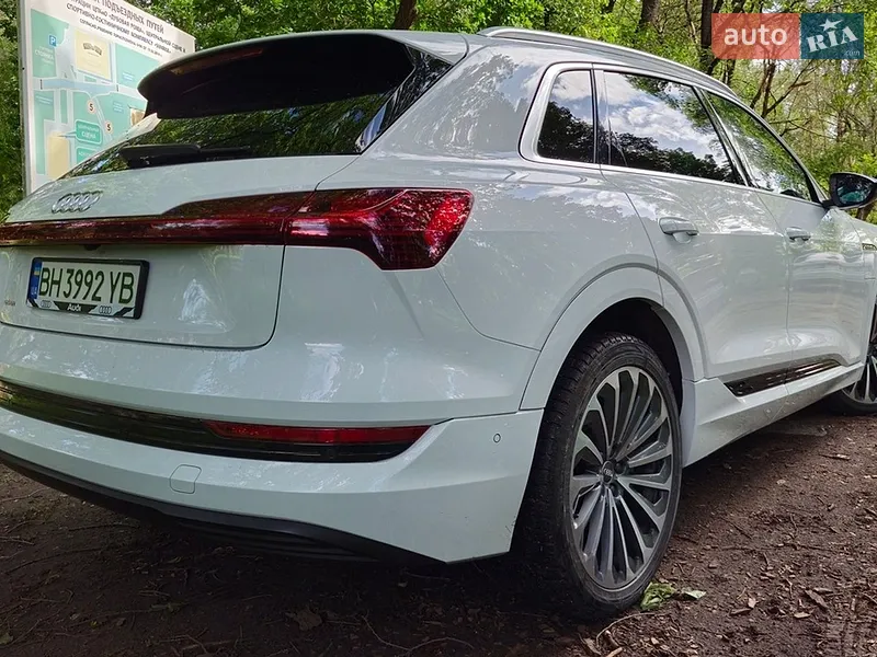 Audi e-tron 2019 VIN WA1VABGE3KB011317 фото оголошення 8 з 52