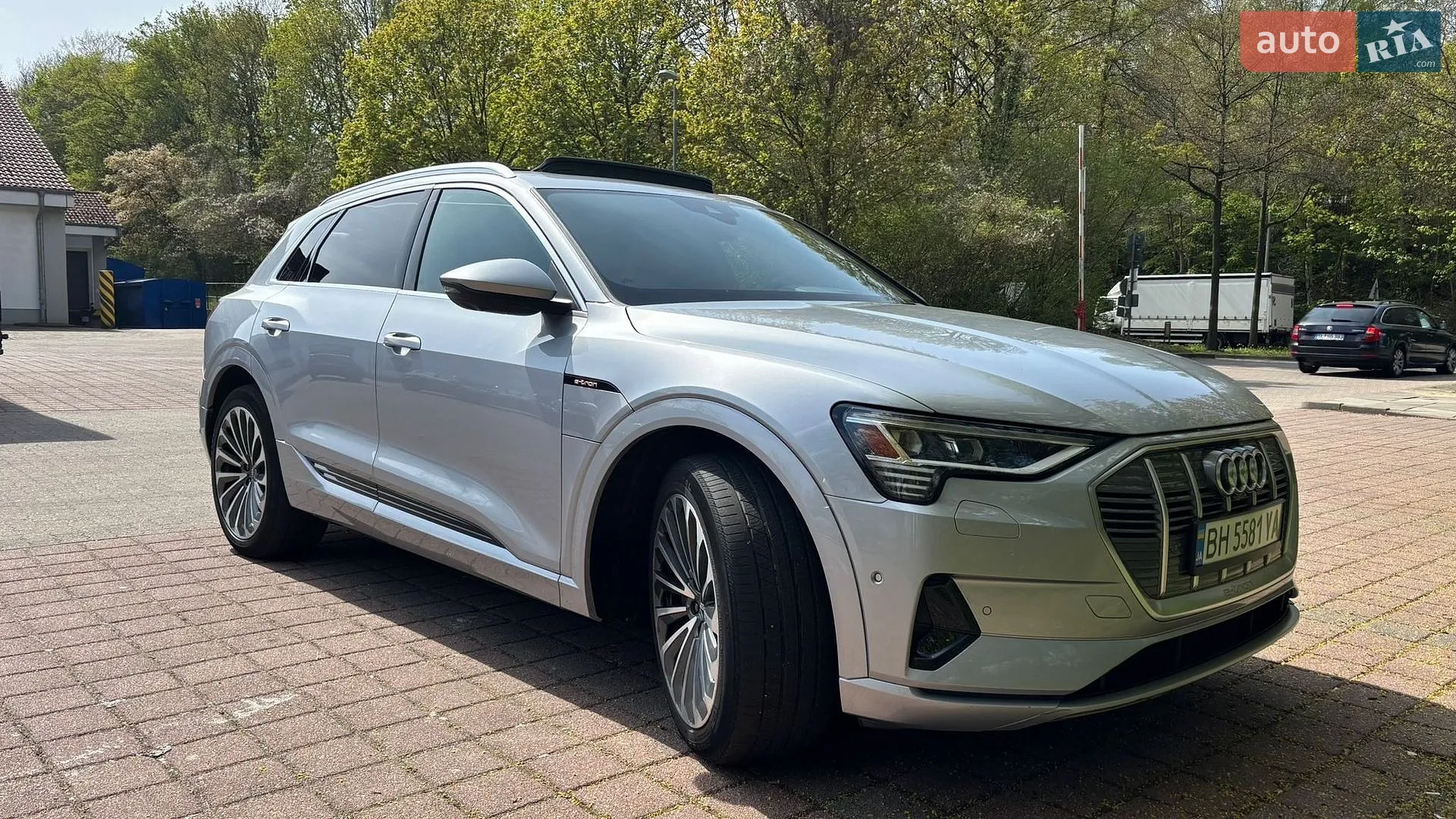 2019 Audi e-tron - мініатюра 2