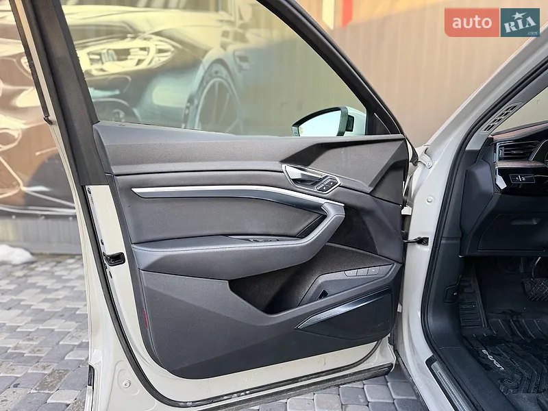 Audi e-tron 2019 VIN WA1LAAGE2KB024948 фото оголошення 27 з 114