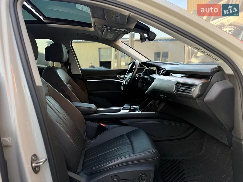 Audi e-tron 2019 VIN WA1LAAGE2KB024948 фото оголошення 50 з 114