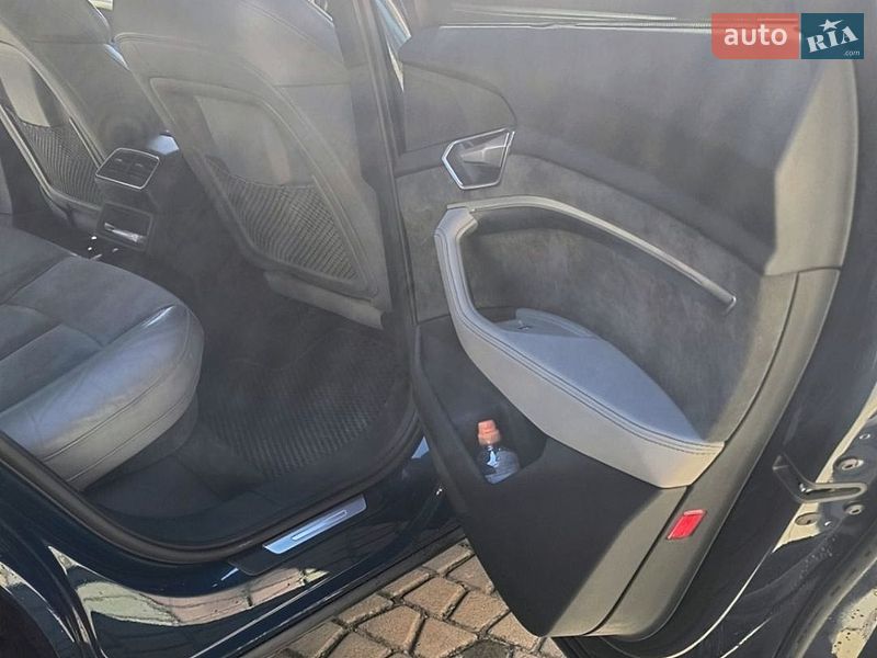 Позашляховик / Кросовер Audi e-tron 2020 в Долині