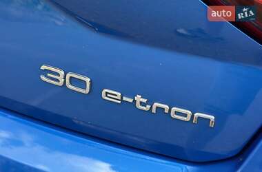 Позашляховик / Кросовер Audi Q2L e-tron 2021 в 