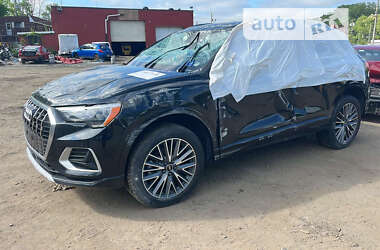 Позашляховик / Кросовер Audi Q3 2021 в 