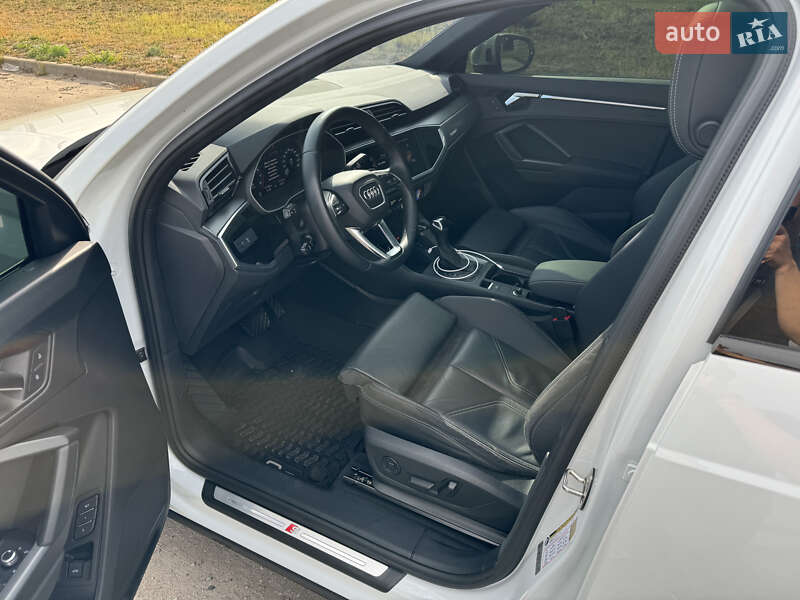 Внедорожник / Кроссовер Audi Q3 2022 в Киеве