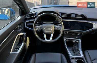 Позашляховик / Кросовер Audi Q3 2022 в 