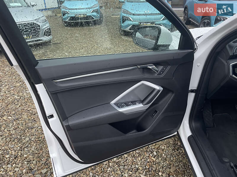Внедорожник / Кроссовер Audi Q3 2021 в Стрые